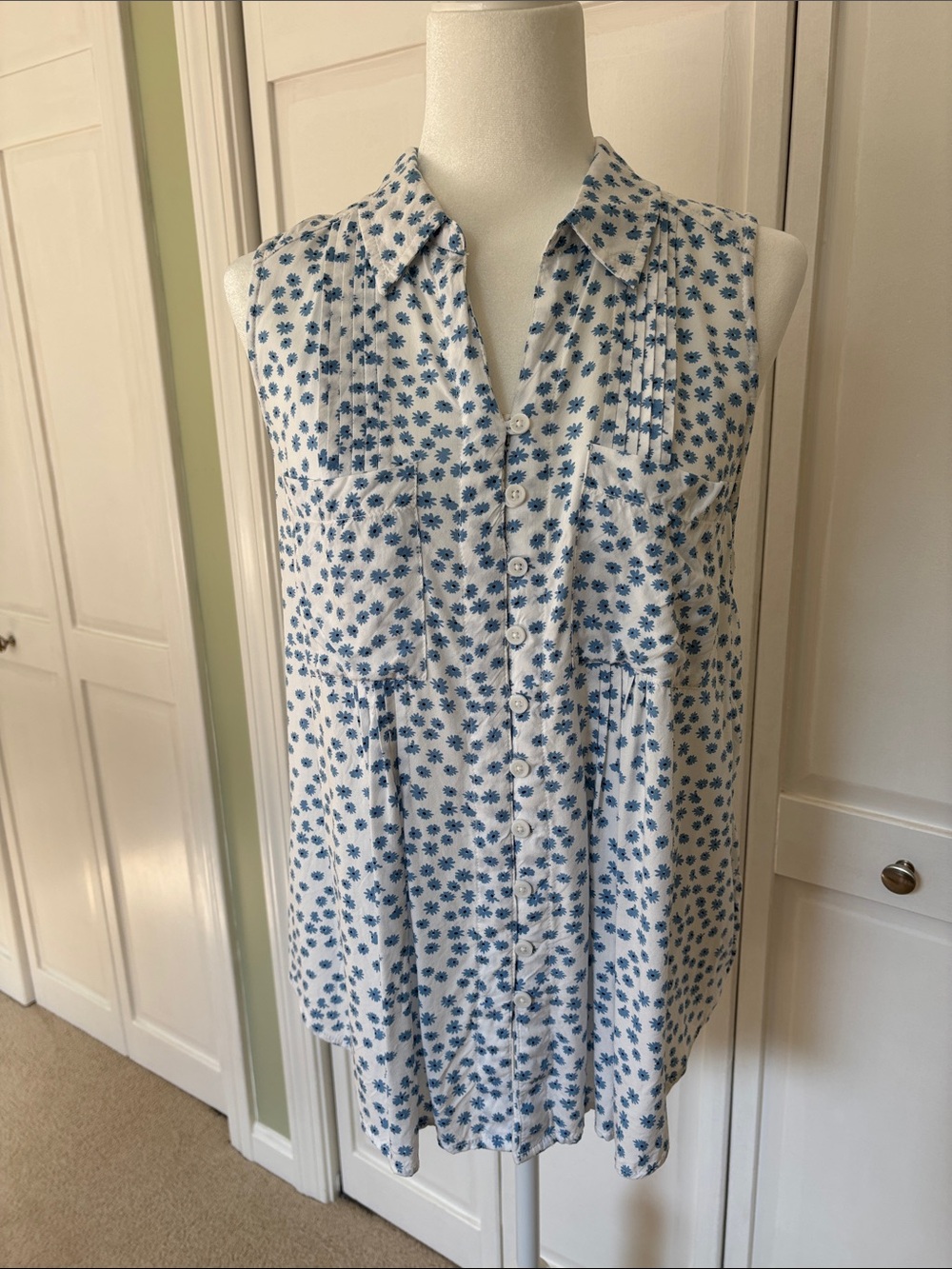 beachlunchlounge White Sleeveless Button-Front Tank with Blue Dot Print